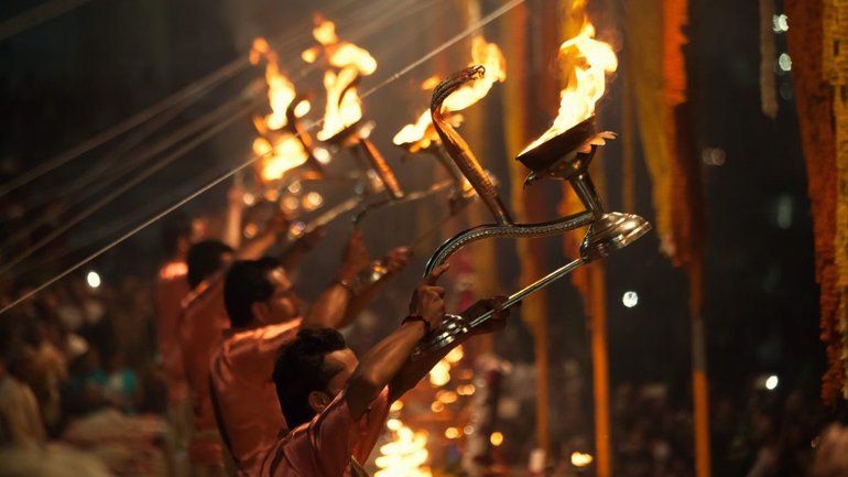 Вечірнє араті (церемонія) на березі Ґанґи у місті Варанасі, Індія. - фото 1