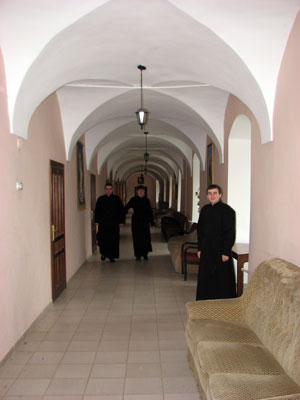 У стінах монастиря