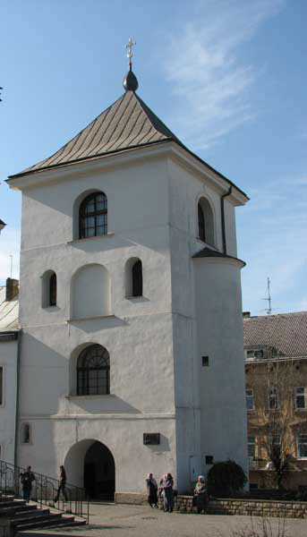 Унікальна дзвіниця при монастирі св.Онуфрія. Тут знаходиться й сучасна бібліотека