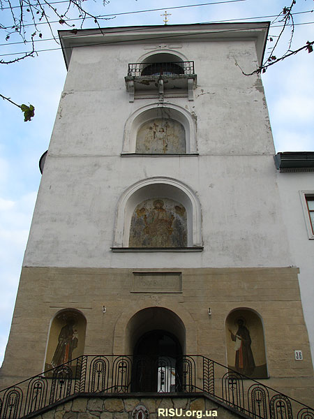Унікальна дзвіниця при монастирі св.Онуфрія. Вигляд з вулиці