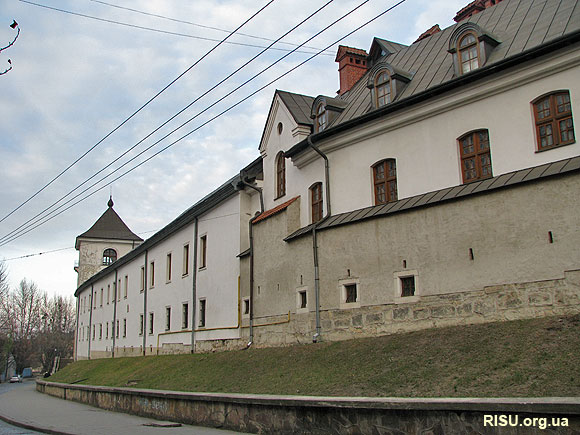 Монастир св.Онуфрія й сьогодні зовні нагадує фортецю