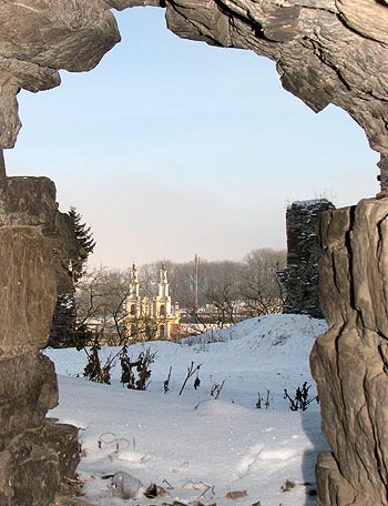 Шпилі монастирської церкви: вид із бійниць замку родини Бучацьких