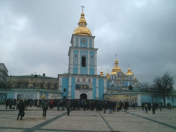 Учасники Євромайдану збираються під Михайлівським монастирем