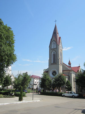 костел і церква поруч