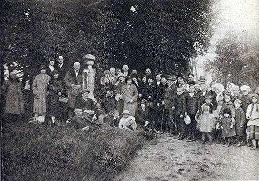 Екскурсія до турецького надгробку XVIII століття у Плотичі Тернопільського району. Світлина кінця 1920-х років