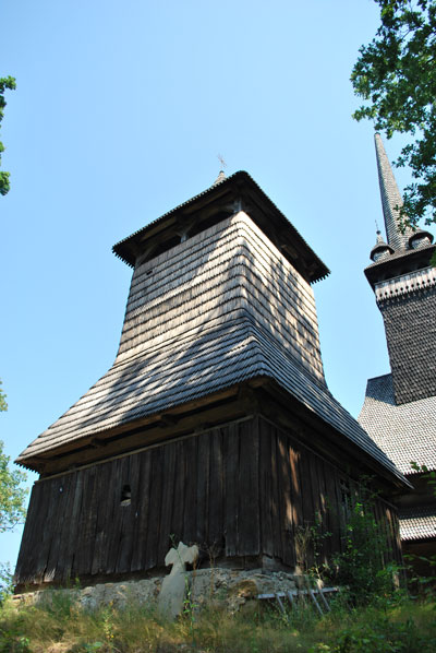 Дзвіниця біля церкви у селі Данилово