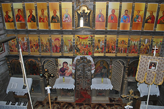 Інтер’єр церкви святого Миколая у Даниловому. Втрачені ікони замінили новими. Старі ікони збереглися унизу