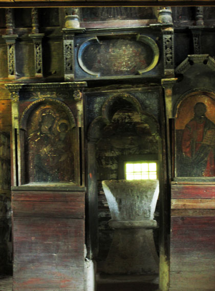 Занедбаний і понищений інтер’єр храму в Олександрівці