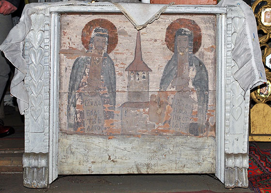 Зображення святих біля церкви з традиційним для Марморощини високим шпилем. Розпис цоколю під намісною іконою у церкві в селі Сокирниця