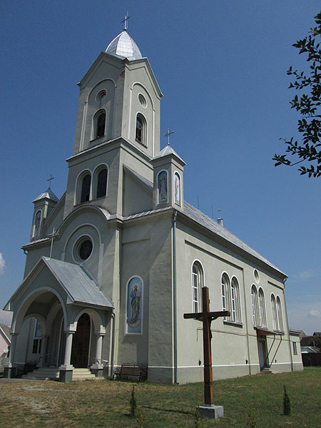 Нова церква у Стеблівці, яка замінила місцевій громаді спалений храм