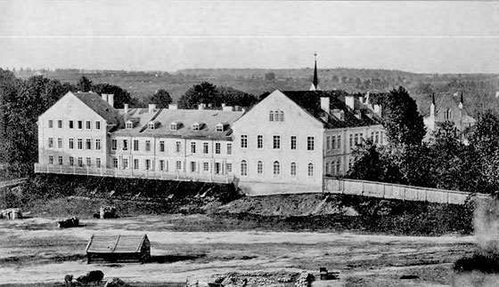 Первинний вигляд монастиря Святого Серця з пл. св. Юра. Фото 1860-х рр.