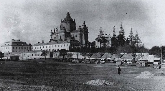 Невеличкий ярмарок на пл. Св. Юра. Фото 1880 року