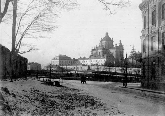 Вид на площі св. Юра з вул. Уейського (Устияновича). Фото 1920 року
