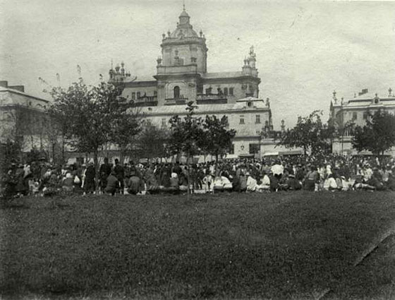 Ярмарок на площі св. Юра в міжвоєнний період. Фото 1930-1939 рр.