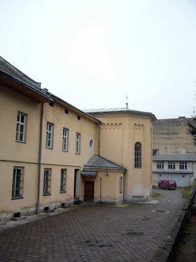 Монастир і церква: вигляд з внутрішнього дворика