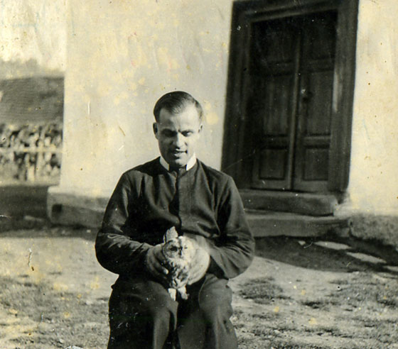 о. Діонізій Дребітко, ЧСВВ із совою в руках біля бічних дверей монастирської церкви у Бороняві, 1947 рік