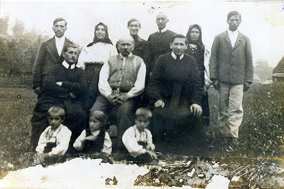 о. Йосиф Завадяк, ЧСВВ (сидить перший зліва) разом зі своєю родиною. Двоє братів о. Йосифа також були василіянами