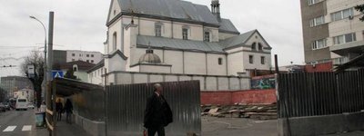 Вінничани просять Президента захистити костел у центрі міста