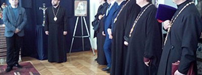 В Івано-Франківську експонують відреставровані хрести, скульптури та плащаницю