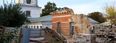 Под видом реставрации в Киеве разбирают стены дома-памятника 1811 года