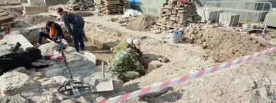 В Херсонесе у стен Владимирского собора проводят незаконные археологические раскопки