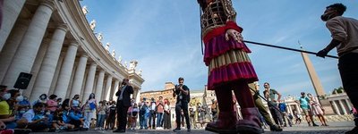 У Ватикані встановили «маленьку Амаль» - ляльку висотою 3,5 м