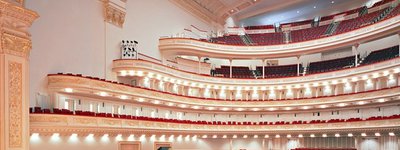 До 100-річчя прем'єри "Щедрика" у Карнеґі-хол відбудеться святковий концерт. Ведучі -Мартін Скорсезе та Віра Фарміґа