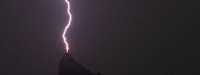 В Бразилии молния попала в статую Христа-Спасителя