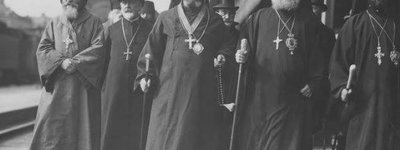 Представники Константинопольського патріархату на платформі Головного залізничного вокзалу Варшави, 1925 р.