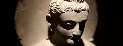 Статуя Будди з Ґандгари (нині Пакистан), 2-4 ст. від Р.Х., музей Брайтона, Велика Британія