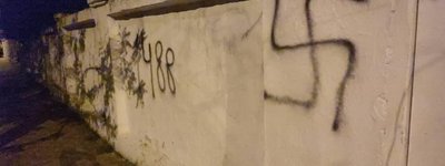 На стіні мечеті в Одесі намалювали свастику та неонацистський символ