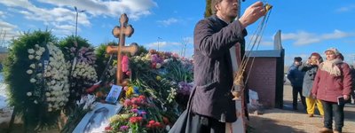 Священика, який відслужив панахиду на могилі Олексія Навального, заборонено у служінні