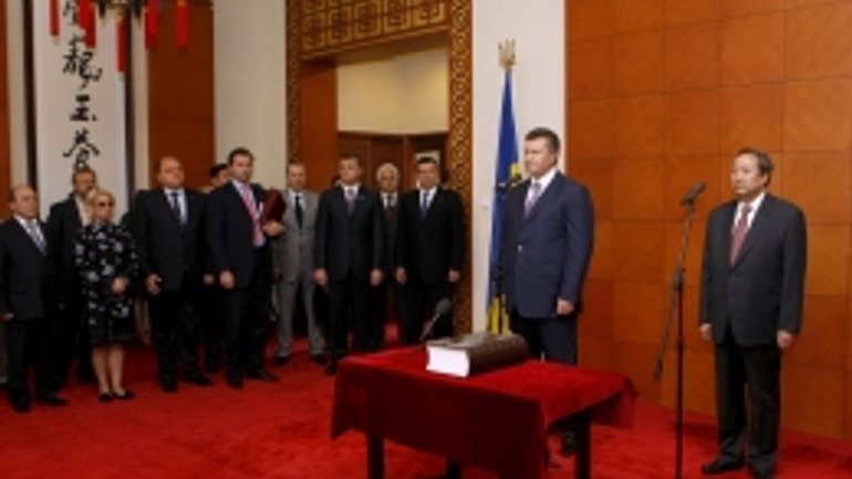 Віктор Янукович передав Національній бібліотеці КНР факсимільну копію «Пересопницького Євангелія» - фото 1