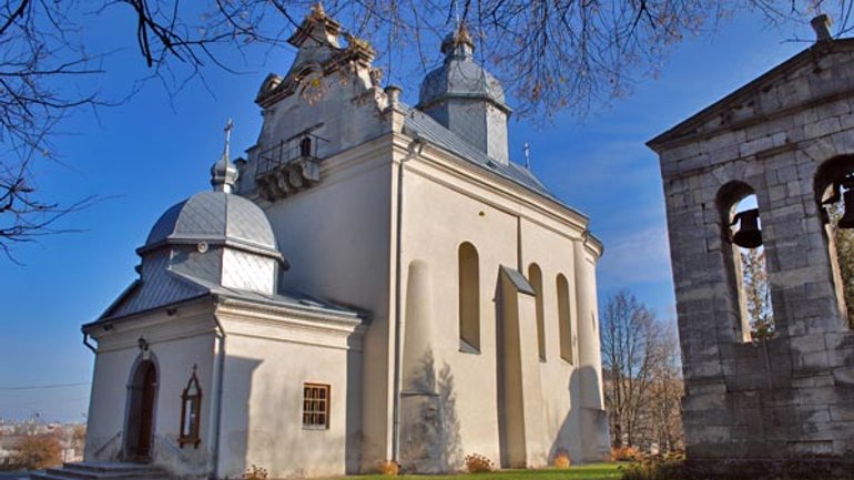 Золочівська церква св. Миколая під променями осіннього сонця - фото 1