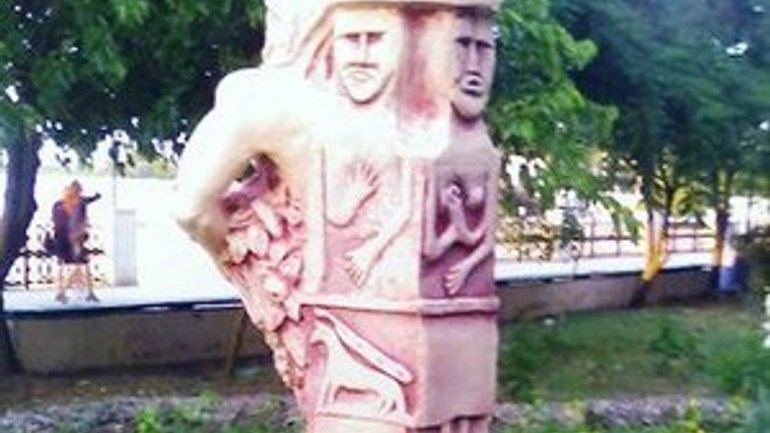 У Херсонській області після протесту понад 100 священиків демонтували скульптуру Дажбога - фото 1