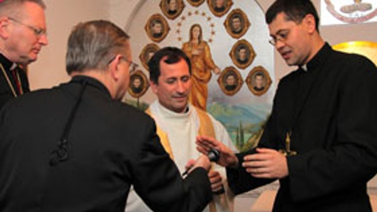 Папа Римський нагородив Золотим Хрестом священика з України - фото 1