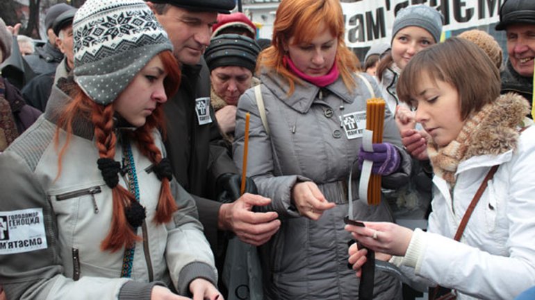 “Ці свічки зігріватимуть душі тих, кого скосив Голодомор”: у Києві вшанували жертв Голодомору - фото 1