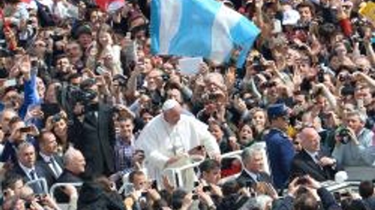 Папа Франциск у Великдень закликав вірних нести радість, надію та мир в усі родини та країни - фото 1