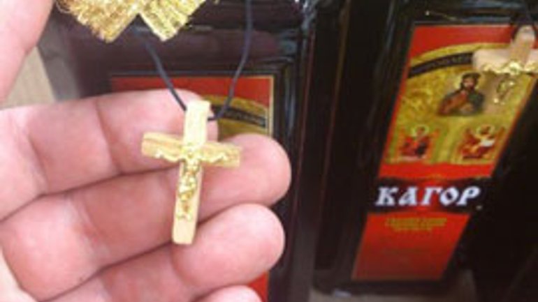 Клірика УПЦ (МП) обурили хрестики та імітація священичого облачення на пляшках «Кагору» - фото 1