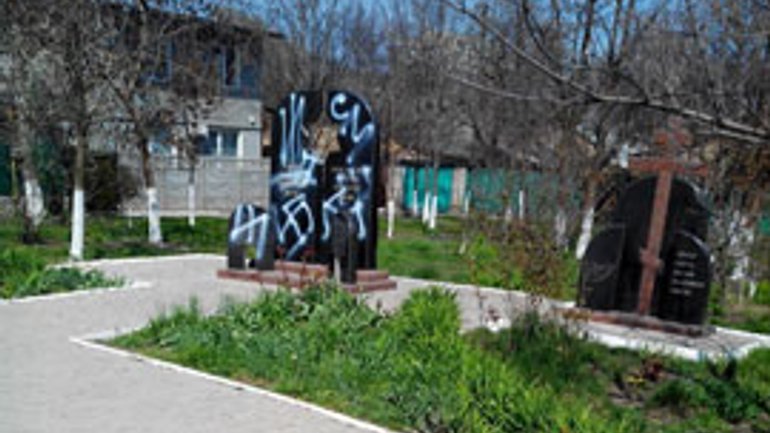 Odessa Euromaidaners intend to wash the swastika from Jewish graves - фото 1