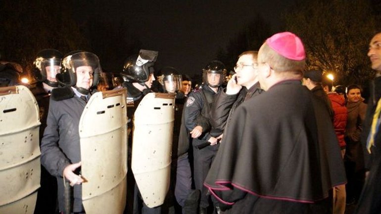 У Запоріжжі єпископи розбороняли мітингувальників - фото 1