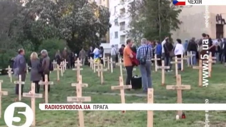 У Празі встановили 107 хрестів на честь "Небесної сотні" - фото 1