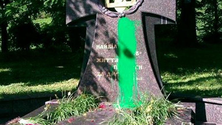 У Києві невідомі облили фарбою хрест Героям Крут на Аскольдовій могилі - фото 1