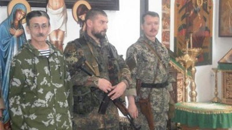 В Славянской епархии УПЦ освящают знамена боевиков и жалуются на украинскую армию - фото 1