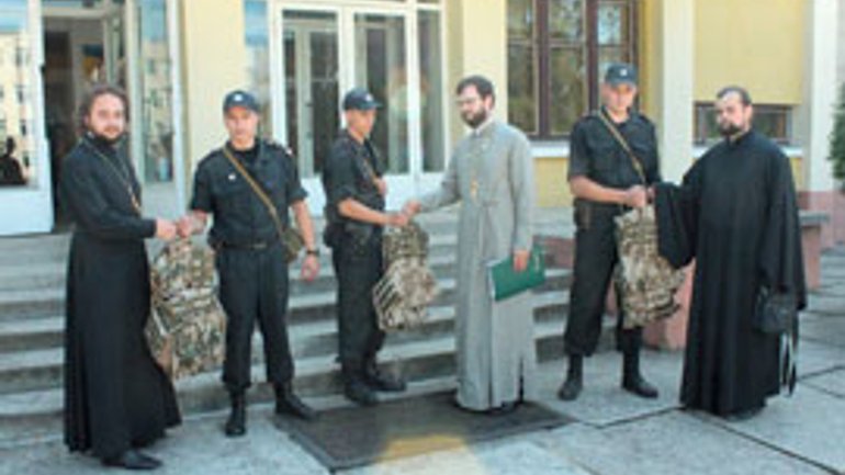 Львівські священики УПЦ (МП) передали бійцям Нацгвардії бронежилети п'ятого рівня захисту - фото 1