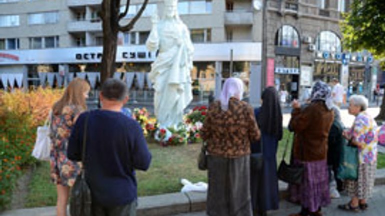 У Львові біля Матері Божої встановили фігуру. Церква дозволів не давала - фото 1