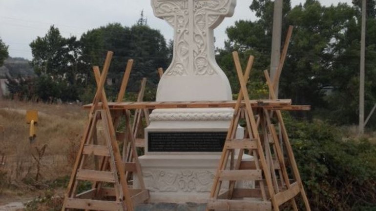 Кримські депутати встановили хрест на кордоні з мусульманським кладовищем: мусульмани проти - фото 1