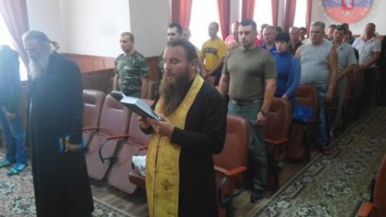 Священник УПЦ (МП) в Донецке духовно окормляет полицию ДНР - фото 1