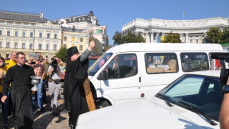 Польські активісти за партнерства з УПЦ КП привезли 15 авто та цінну допомогу українським військовим - фото 1
