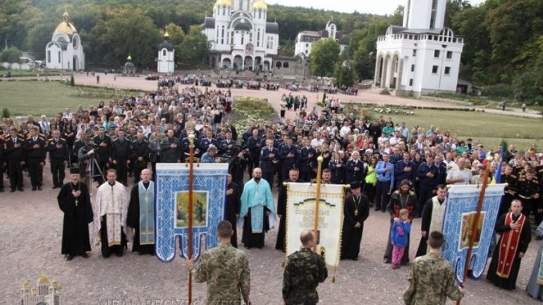 Під час VI Всеукраїнського військового паломництва до Зарваниці молилися за навернення ворогів - фото 1